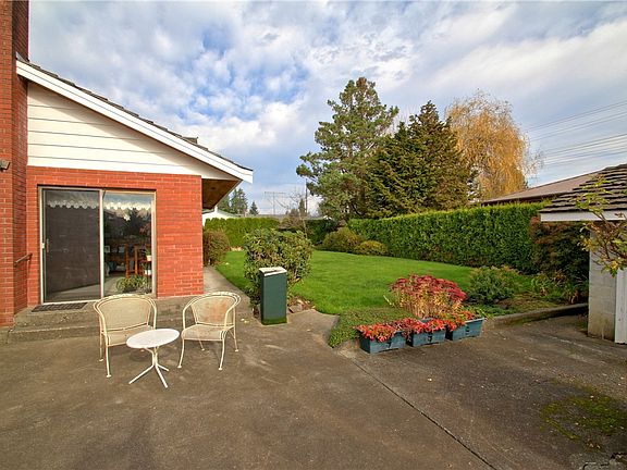 5th image of 307 S Hamlin Dr