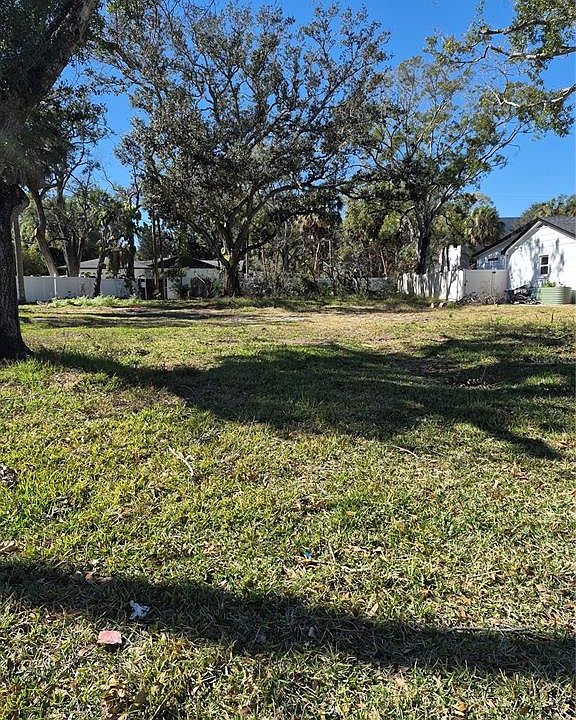 2nd image of 2221 S Occident St #13