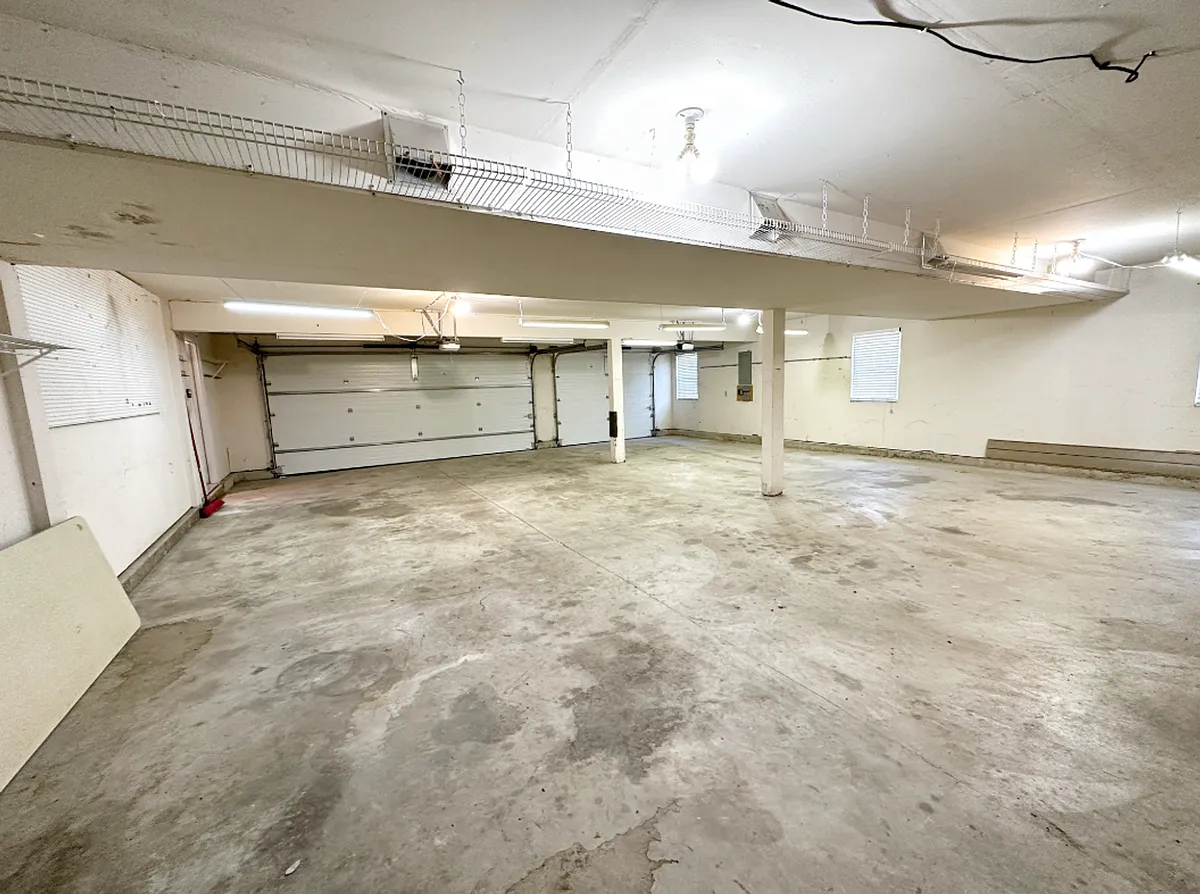 Building Photo - 1114 S Charlemagne Dr