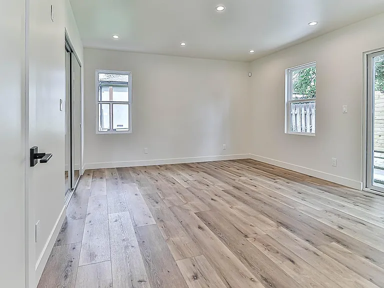 11801 Albers St — Photo 22