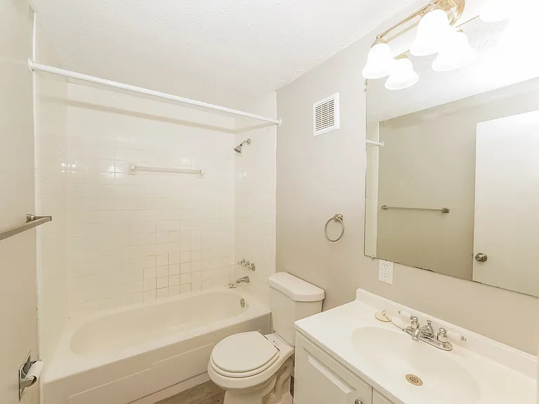 996402_024_main_bathroom_13252671.jpg