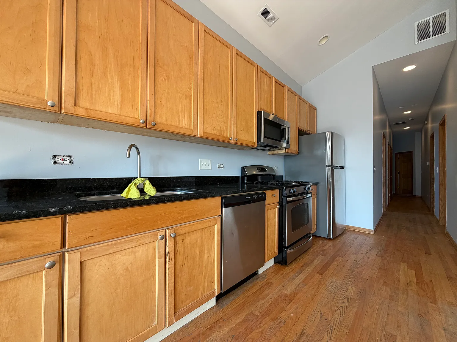 3 bed, 1200 sqft, $2,100 — Photo 4