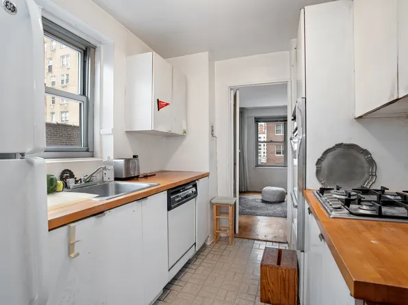 360 East 72nd Street image 5 of 6