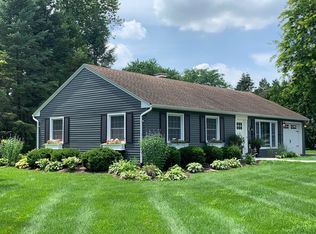 422 Glen Garry Rd, Cary, IL 60013