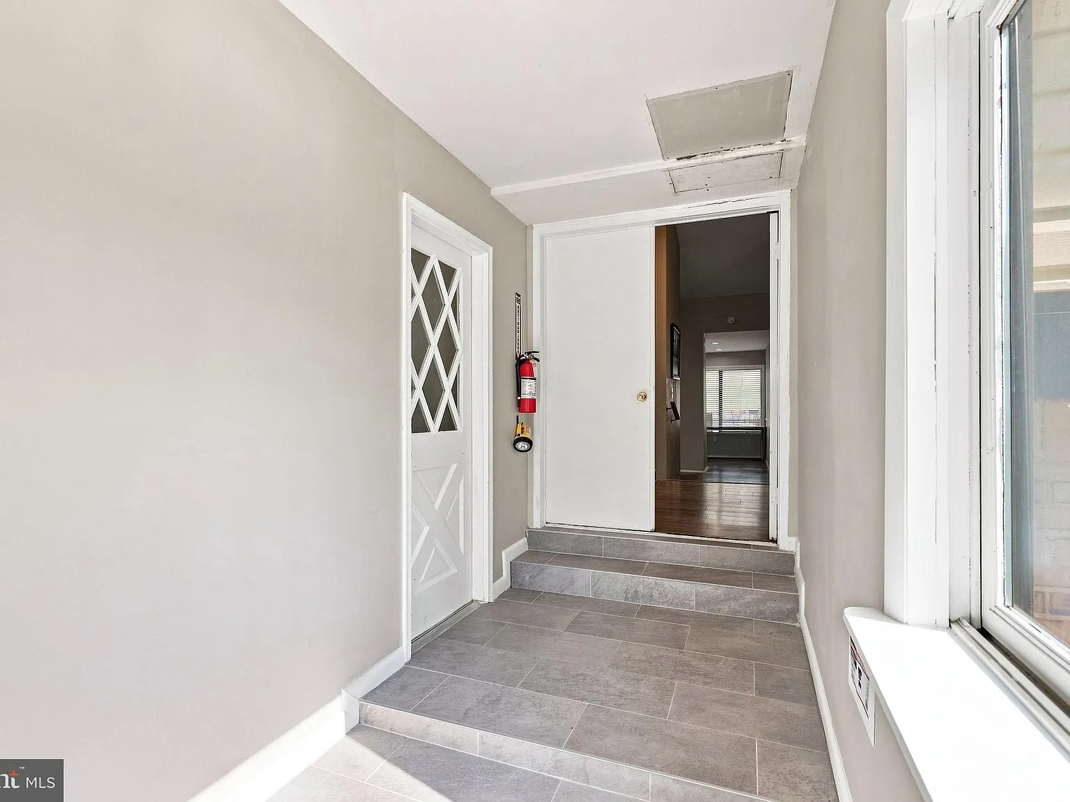 5 bed, 3.0 bath, 2364 sqft, $5,000 — Photo 4