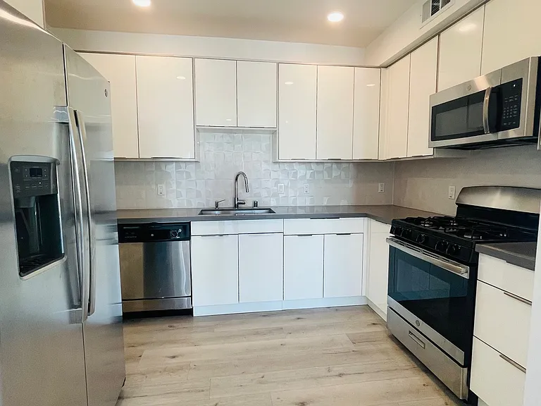 14612 Calvert St #301 — Photo 6
