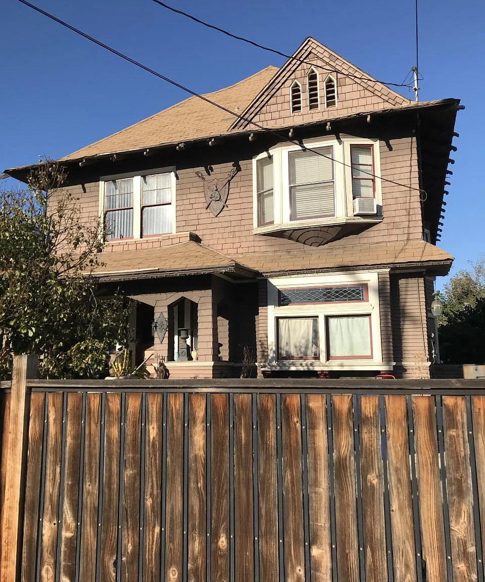 1031 W 20th St — Photo 1