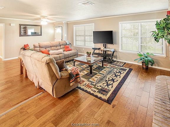 4th image of 1579 Harris Dr