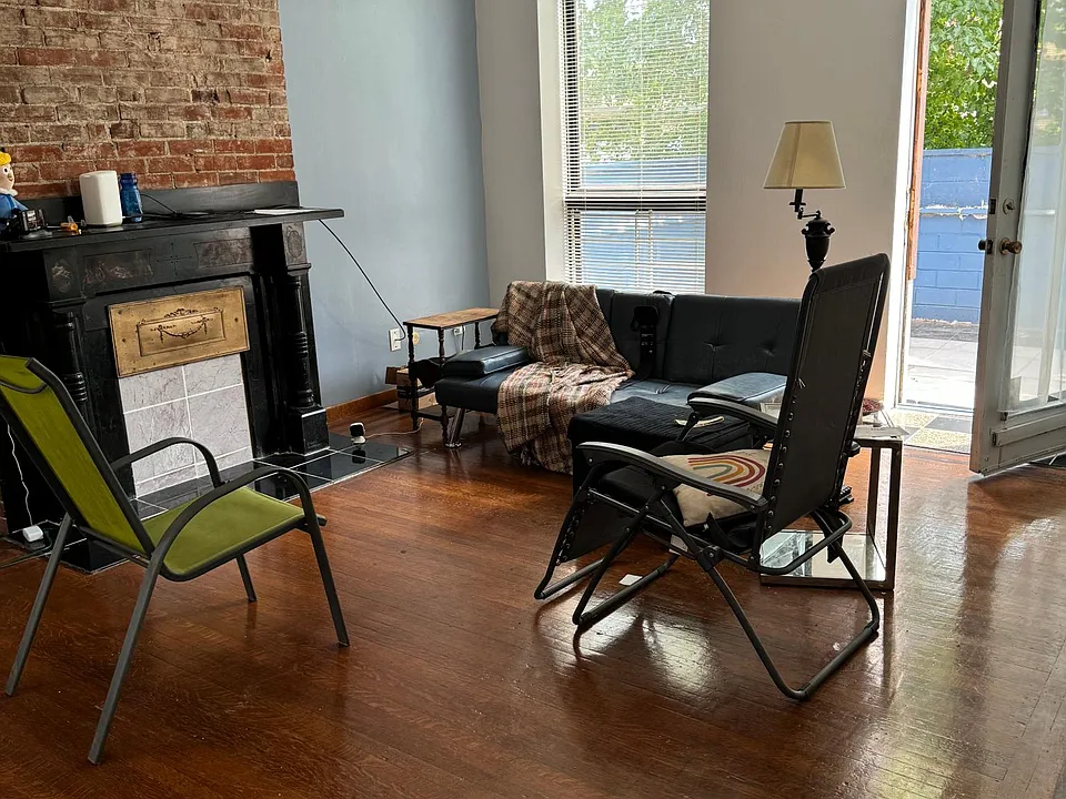 LIVINGROOM WITTH NEW CENTRAL AIR-CONDITIONING