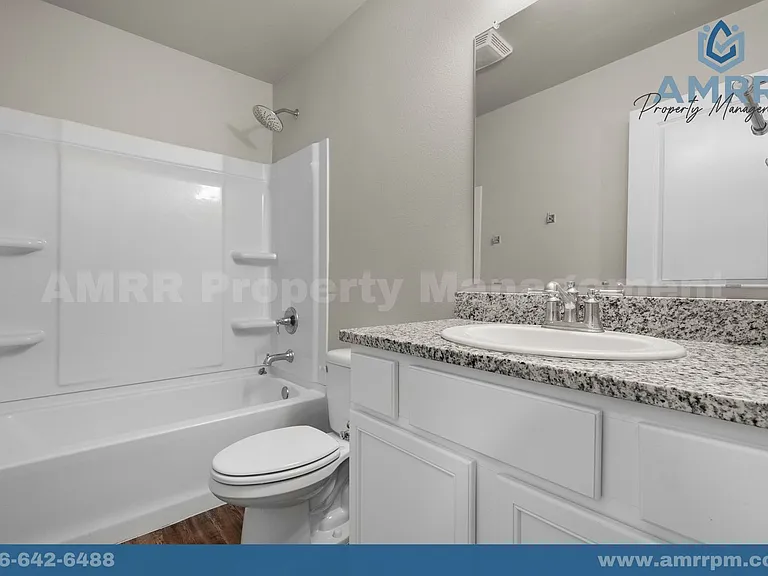 2037 Kenwood Ave — Photo 2