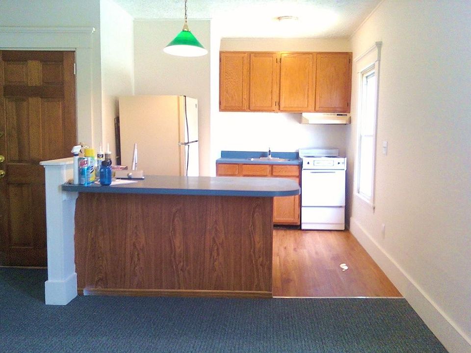 kitchen, living room carpet has since been replaced with flooring.