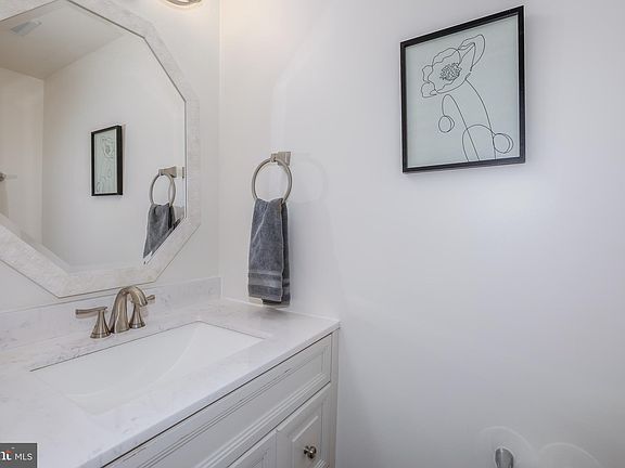 5th image of 3005 Seven Oaks Pl