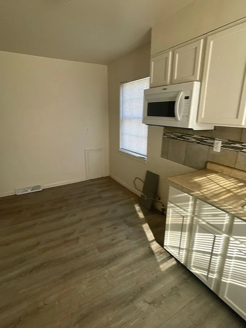 Cute 3 bed 1 bath with detached Garage — Photo 2