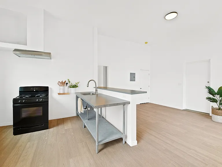 1905 S Harcourt Ave #1 — Photo 3