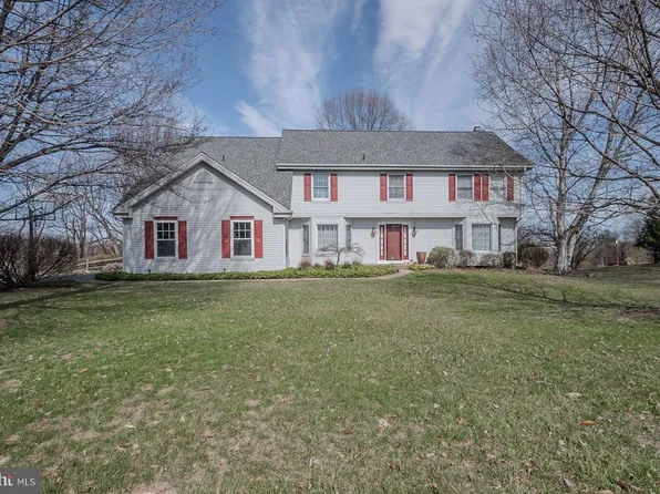 4 Sullivan Chase Dr, Avondale, PA 19311