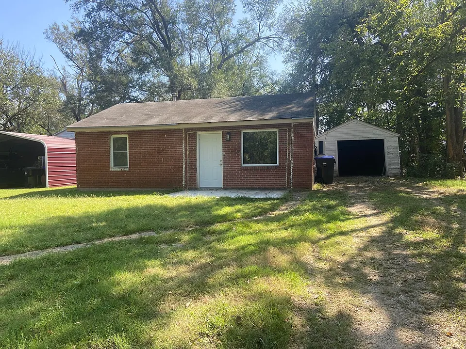 105 SW Sanneman Dr