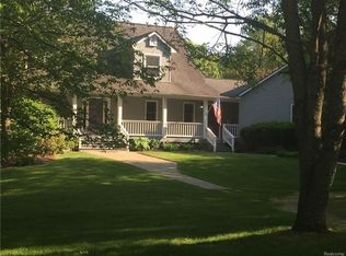 2211 W Wardlow Rd, Highland, MI 48357