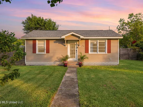 415 Wainwright St, Waveland, MS 39576