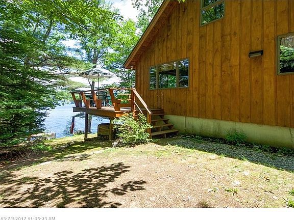 Upper deck waiting for your entertaining of friends and family.