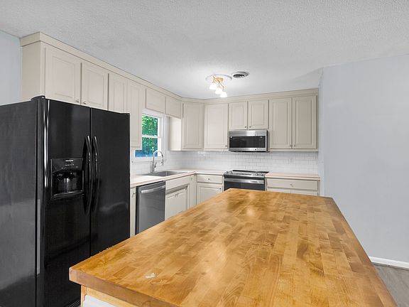 5th image of 104 E Lariat Ln