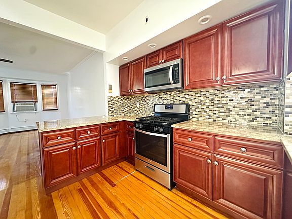 2nd image of 1462 Bay St #2F