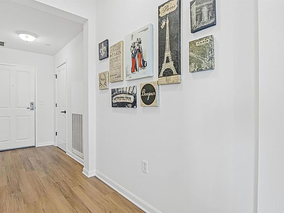 4th image of 500 Grant St E #1911