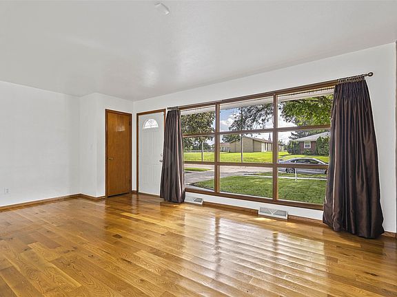 4th image of 3308 Seward Ave