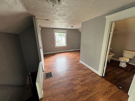 2nd image of 1021 Hickory St