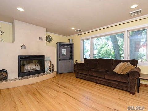 3rd image of 811 Bruce Dr