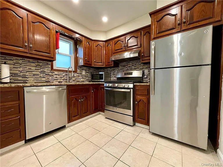 3 Elizabeth Pl #1 — Photo 3