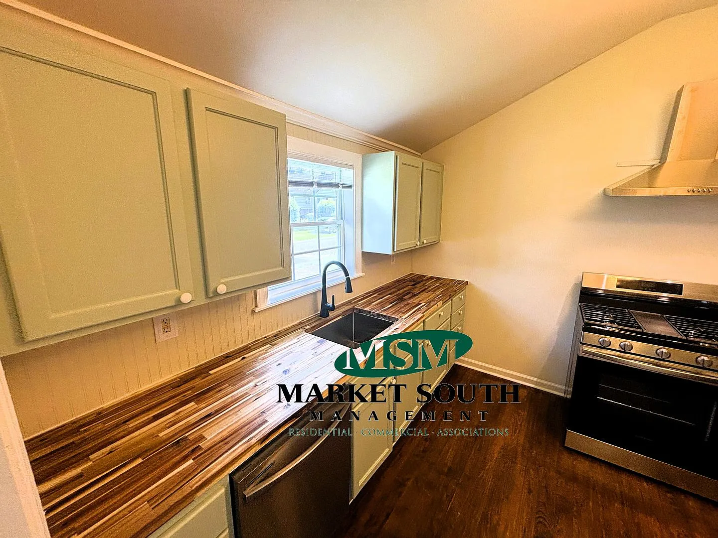 Eastside Bungalow- Convenient to Downtown and Truman Parkway — Photo 4