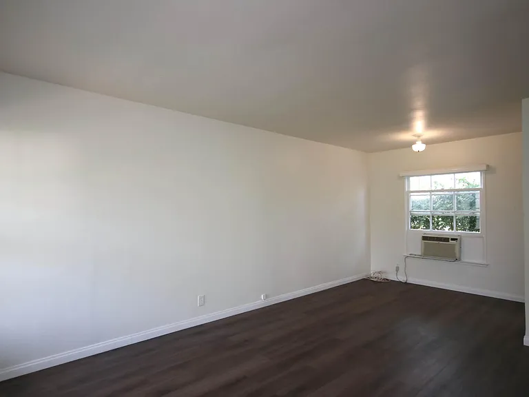 658 N Madison Ave — Photo 5