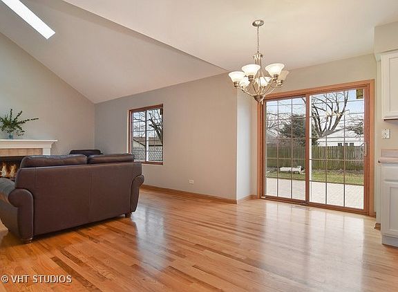 5th image of 261 E Fullerton Ave