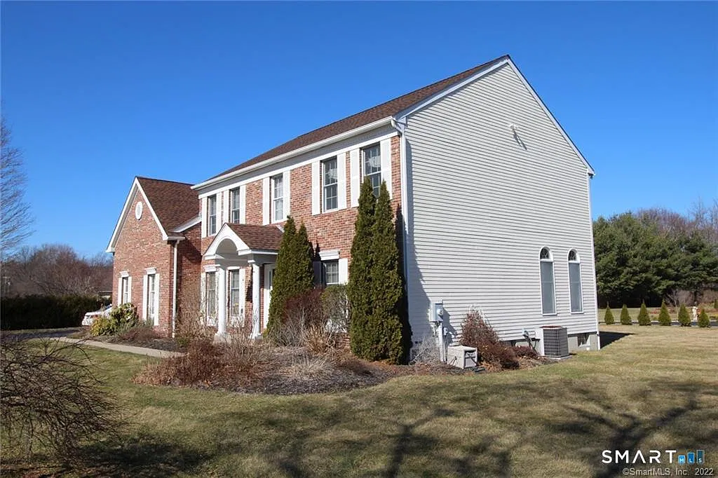 4 bed, 2.5 bath, 2909 sqft, $4,200 — Photo 2