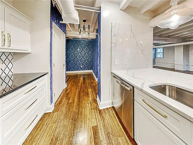 1 bed, 1.5 bath, 1310 sqft, $1,800 — Photo 2