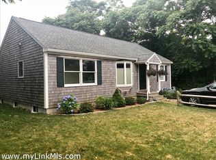 2 Leslies Ln, Oak Bluffs, MA 02557
