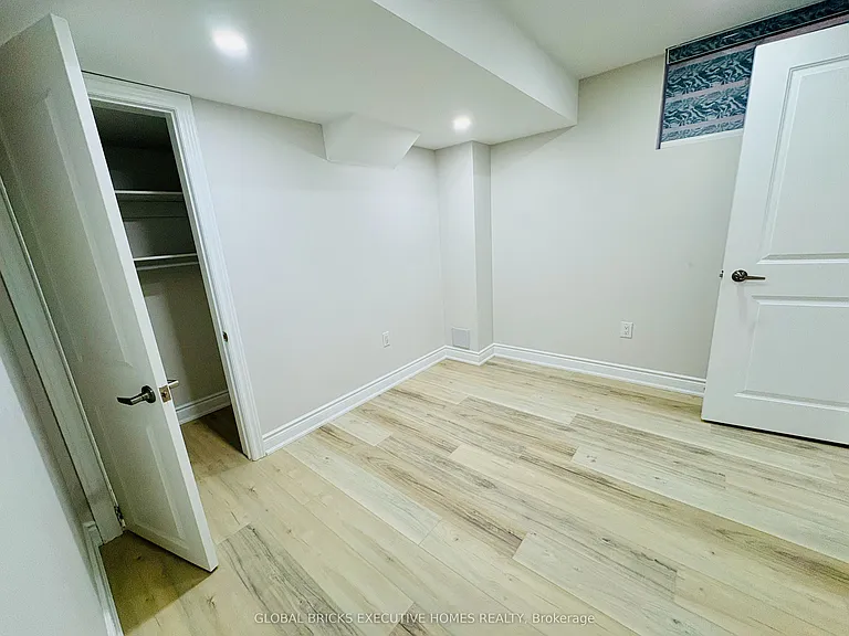 4056 Channing Cres — Photo 19