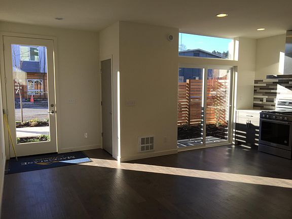 living room/dining area