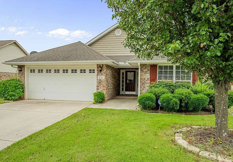 211 High Green Dr — Photo 2