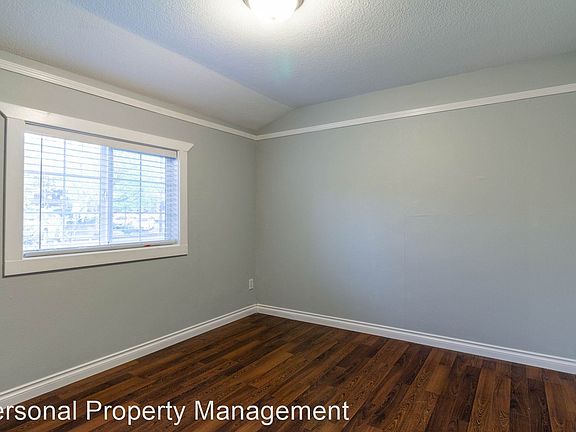 4th image of 403 W McLoughlin Blvd