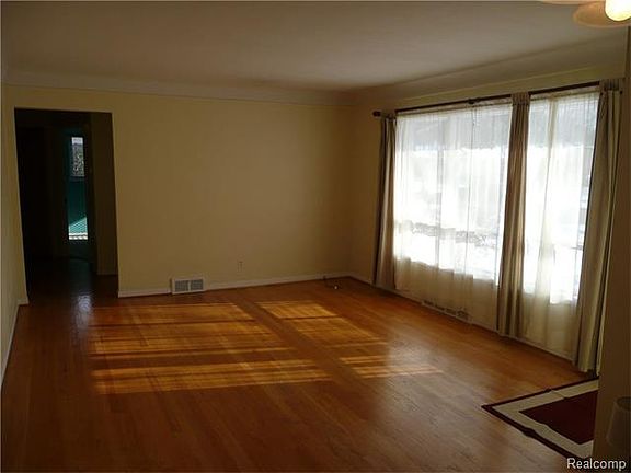 5th image of 16978 Elizabeth St