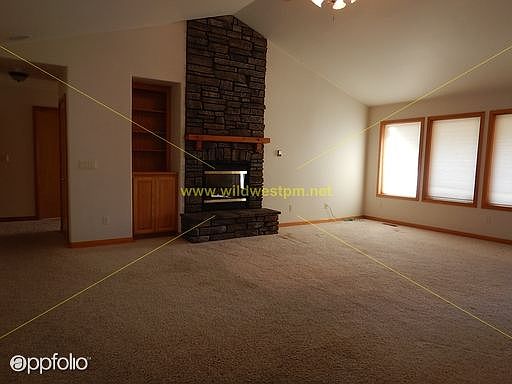 2nd image of 207 SW Meadowlakes Dr