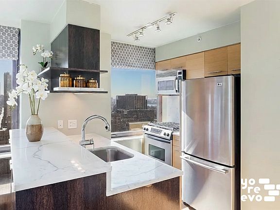 4th image of 100 W 39th St APT 42G