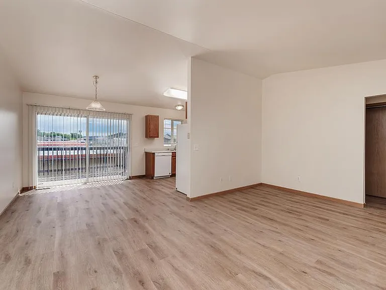 504 Josephine Dr #UPSTAIRS — Photo 2
