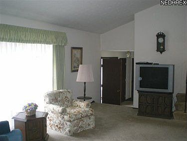 4th image of 38055 Fox Run Dr