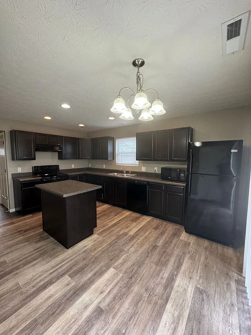 Spacious 3 Bedroom home! — Photo 4