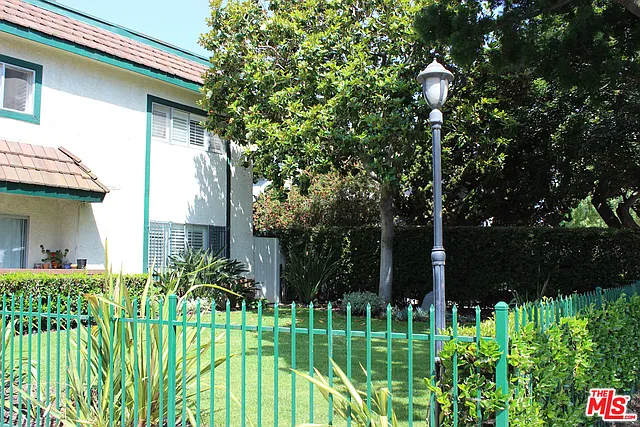 2 bed, 1.5 bath, 1300 sqft, $3,550 — Photo 2