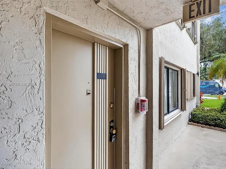 8065 SW 107th Ave #106 — Photo 3