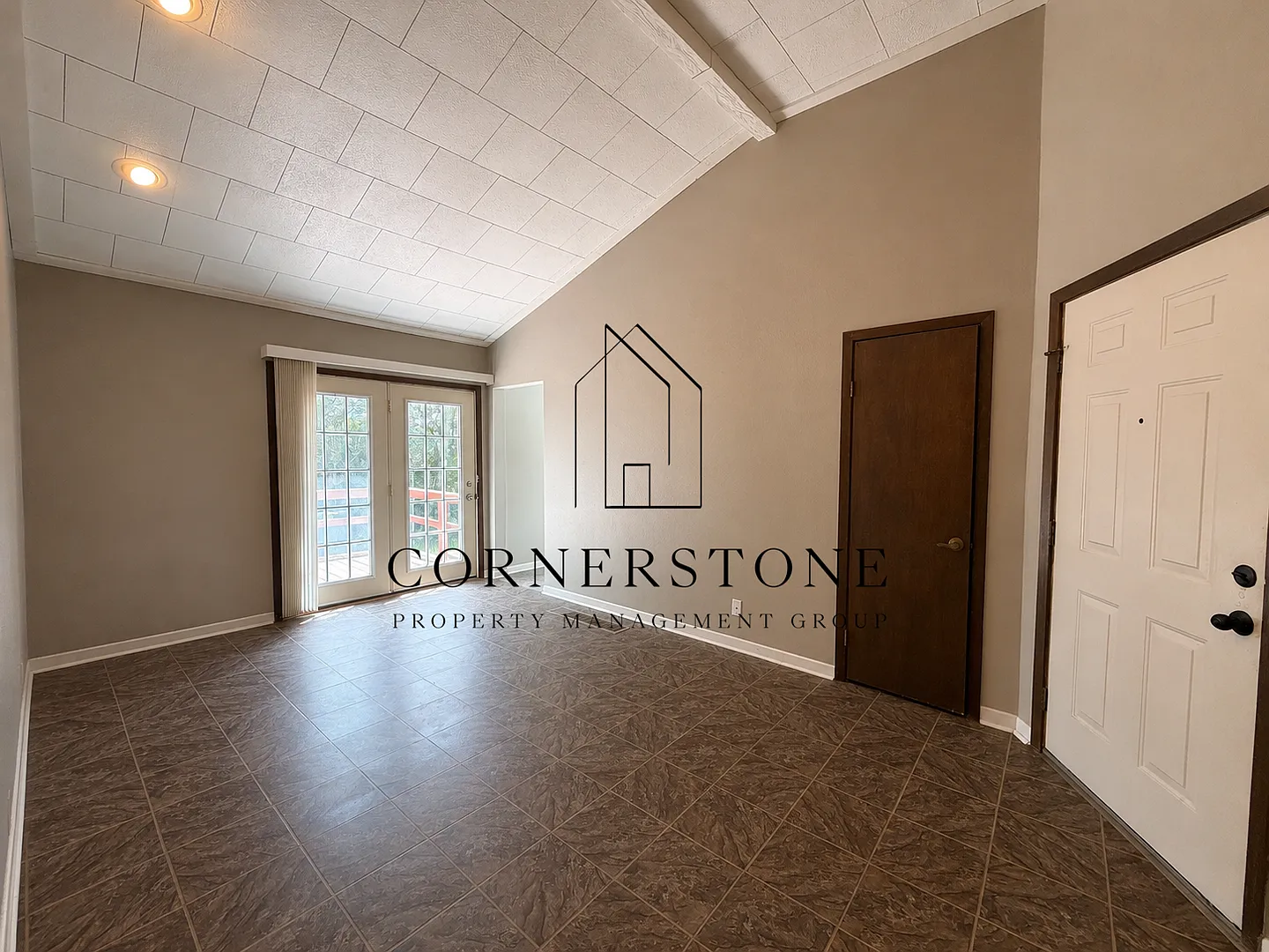 2540 Edgewood Drive — Photo 2