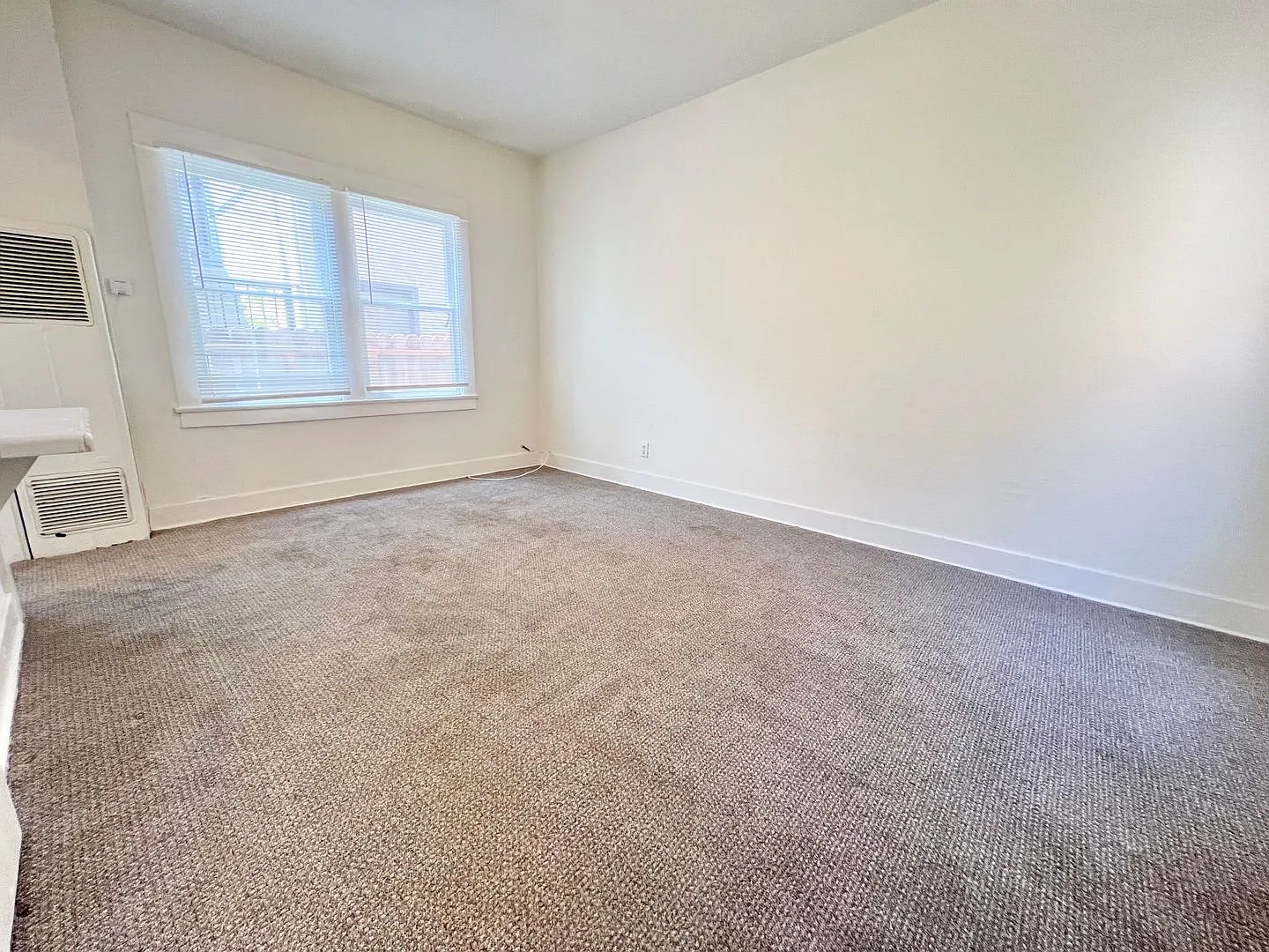 318 Temple Ave — Photo 3